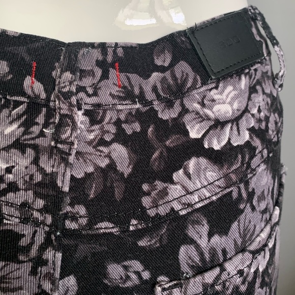 UO BDG : blacked out floral print jeans - Picture 6 of 11